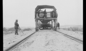 Układanie torów przy pomocy suwnic bramowych. Rok 1975. Fot. Jerzy Szeliga.

Sygnatury: 365/1.